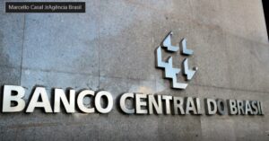 Operações de swap cambial impactam mercado financeiro e taxa de câmbio.