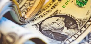 A imagem mostra dólares para representar o mercado financeiro