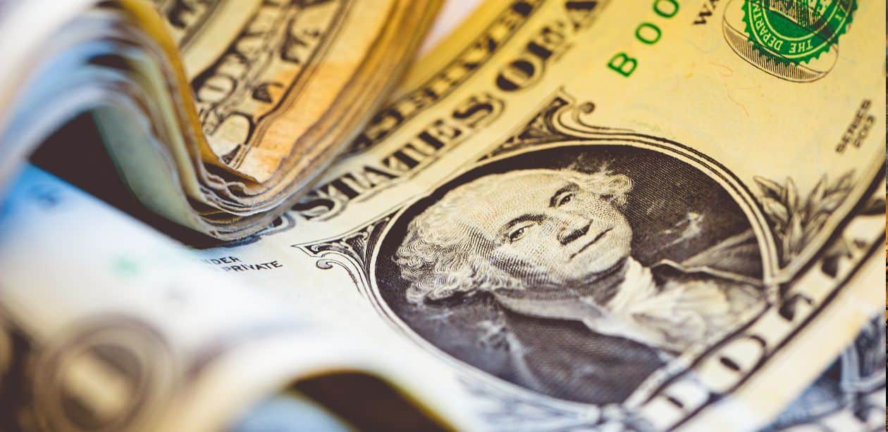 A imagem mostra dólares para representar o mercado financeiro