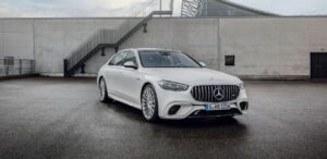 A imagem mostra um modelo do Mercedes-AMG GT 63 4Door.