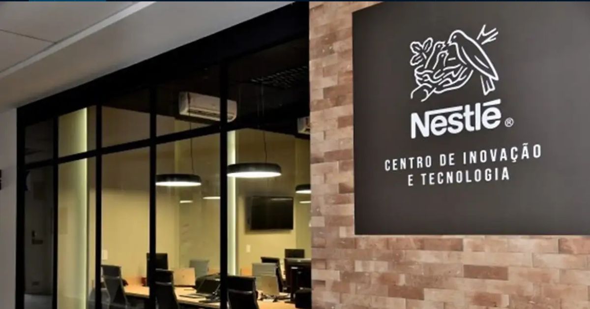 A imagem mostra a fachada da Nestlé para representar que a Nestlé faz propaganda enganosa e é multada