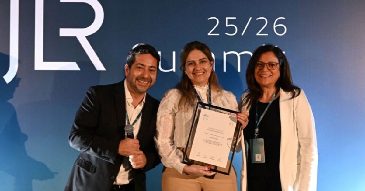 A imagem mostra a equipe da Newland Land Rover recebendo o prêmio