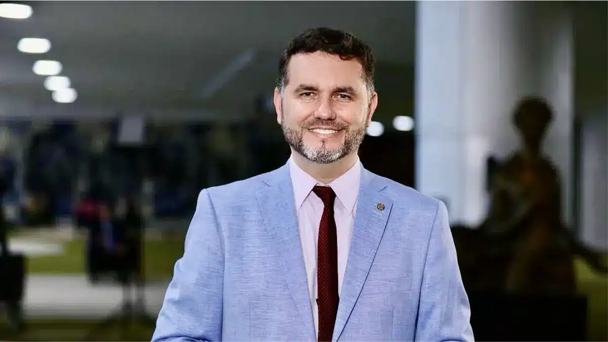 Moses Rodrigues, relator do Novo Plano Nacional de Educação 2024, em frente ao Congresso Nacional