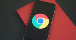 A imagem mostra um celular com o logo do Google Chrome