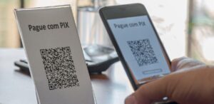 A imagem mostra uma pessoa fazendo pagamento por pix para representar o pix da Receita Federal.