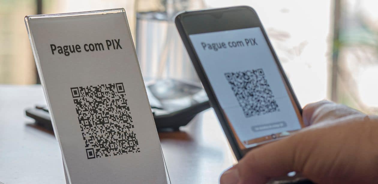 A imagem mostra uma pessoa fazendo pagamento por pix para representar o pix da Receita Federal.