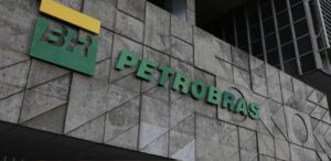 A foto mostra a logo da Petrobras para representar a queda do preço do diesel.