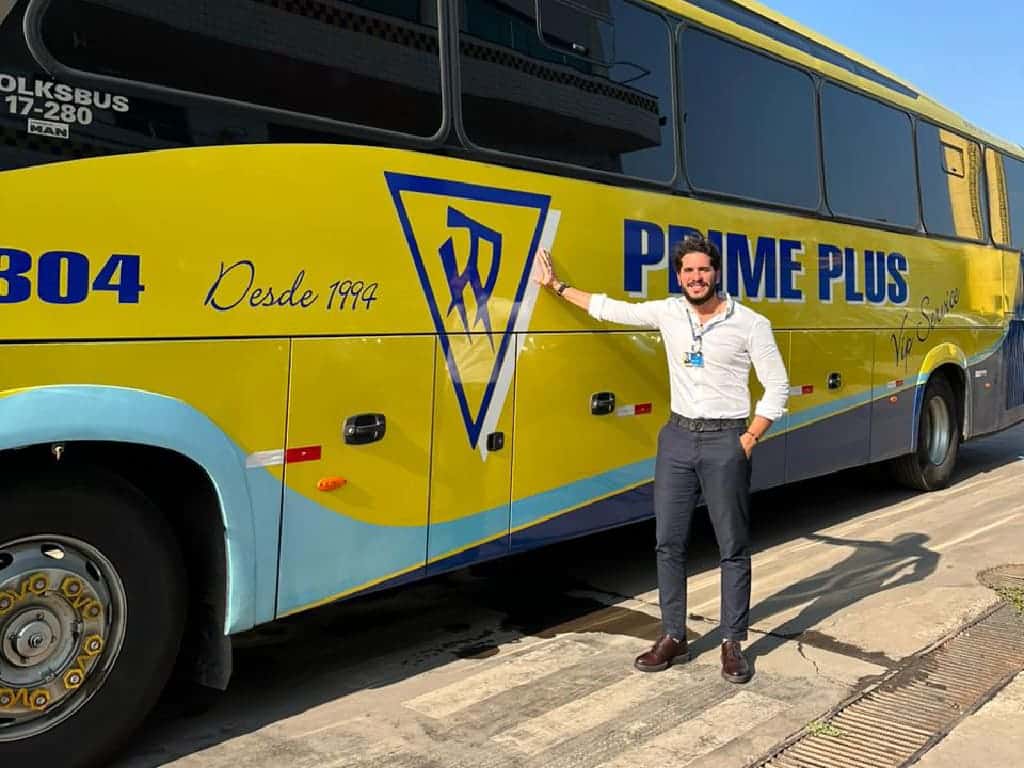 João Pedro Brandão, CEO da Prime Plus, posa ao lado de um dos ônibus da empresa como parte do anúncio de que a Prime Plus investirá na frota.