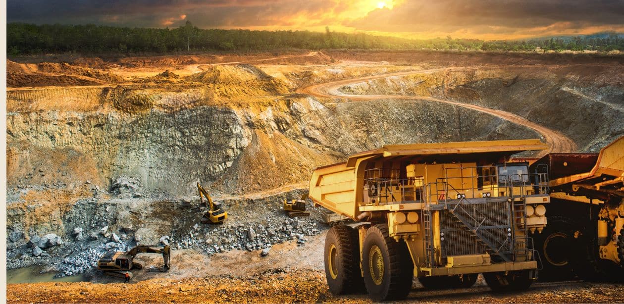 A imagem mostra uma mineradora para representar a produção de minério de ferro.