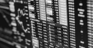 Painel de cotações da Bolsa representa o resultados do primeiro trimestre 2025 das empresas listadas na B3