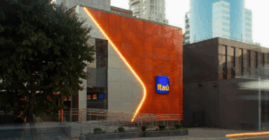 Usuário acessando o controle de gastos do Itaú no aplicativo pelo celular