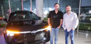 A imagem mostra o diretor comercial da Sanauto, Félix Júnior, e o diretor-executivo do Grupo Carmais, Rodrigo Ventura.