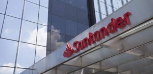 A imagem mostra a fachada do Santander para representar que o Santander prevê melhor resultado em 2025.
