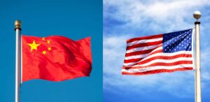 A imagem mostra as bandeiras da China e dos Estados Unidos para representar que as tarifas de importação da China contra EUA sobem para 84%.