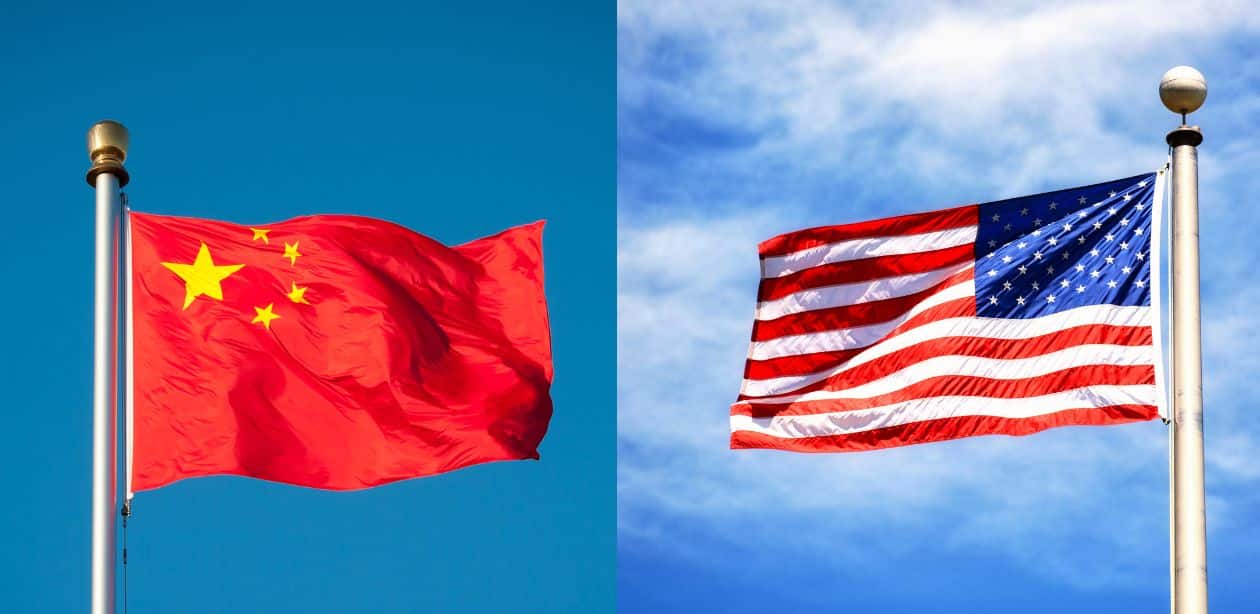 A imagem mostra as bandeiras da China e dos Estados Unidos para representar que as tarifas de importação da China contra EUA sobem para 84%.