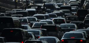A imagem mostra vários carros para representar as tarifas de importação.