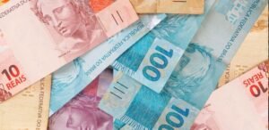 A imagem mostra notas para representar a taxação de dividendos