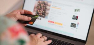 A imagem mostra uma pessoa fazendo uma compra online para representar que o TikTok Shop chega ao Brasil.