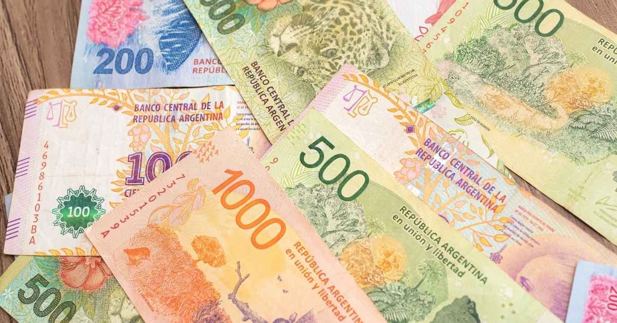 A imagem mostra notas de peso argentino para representar a valorização do peso argentino