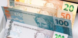 A imagem mostra as notas de real de vários valores representando a valorização do real.