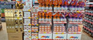 Expositor com chocolates e ovos de Páscoa de grandes marcas, destacando as vendas de chocolate na Páscoa 2025