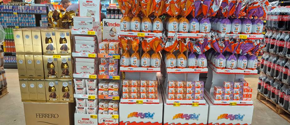 Expositor com chocolates e ovos de Páscoa de grandes marcas, destacando as vendas de chocolate na Páscoa 2025