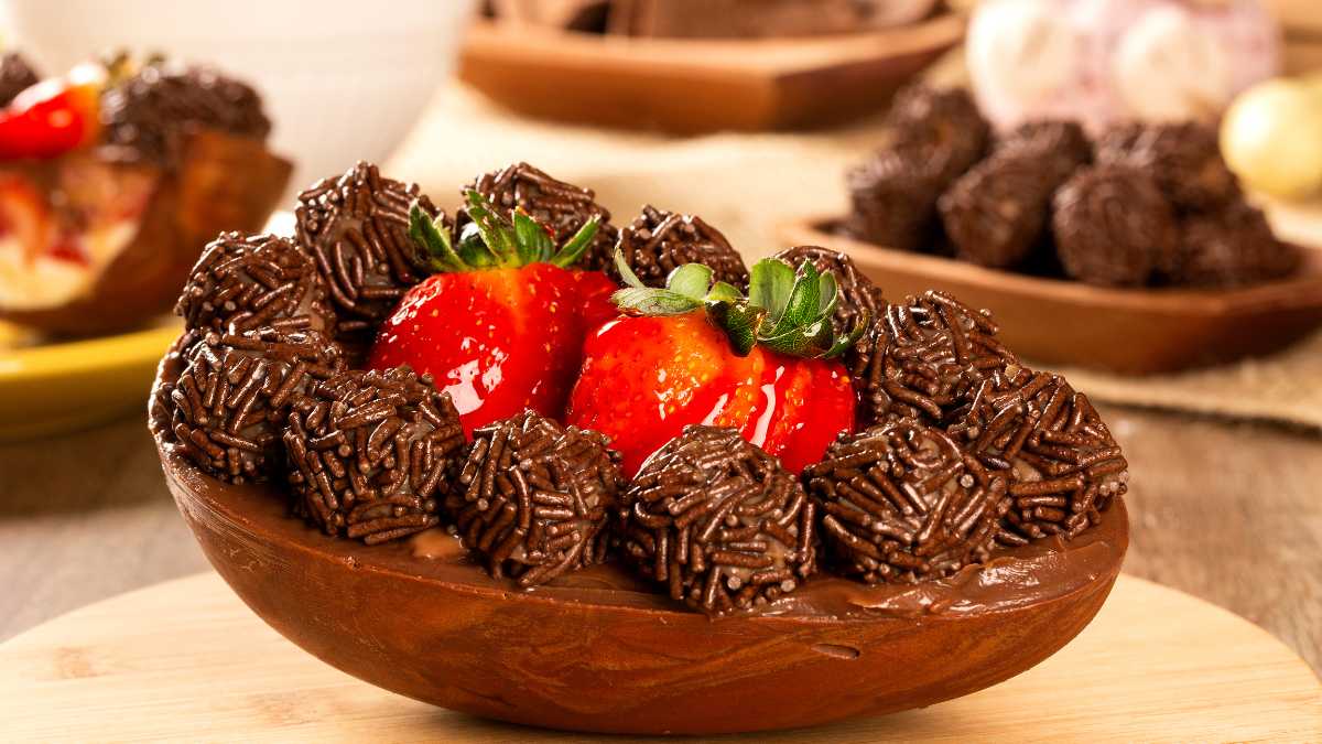 Ovo de Páscoa recheado com brigadeiros e morangos frescos, tendência artesanal nas vendas na Páscoa no Litoral Paulista.