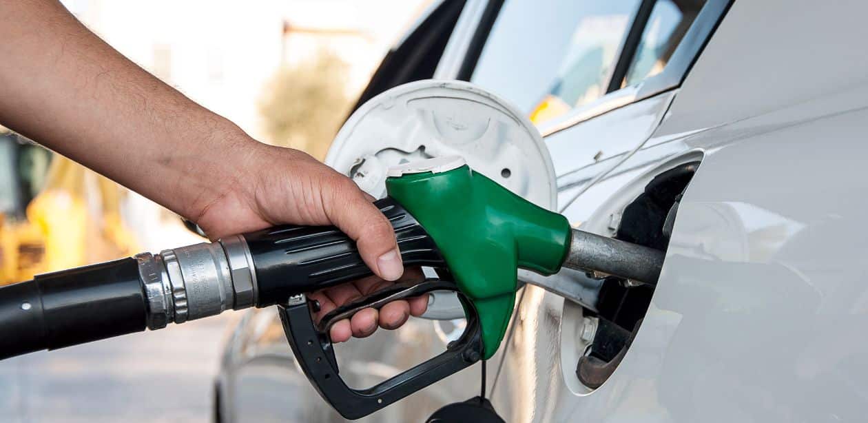 A imagem mostra uma pessoa fazendo abastecimento para representar a Vibra Energia