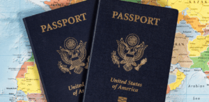 A imagem mostra o passaporte dos Estados Unidos para representar o visto para turista.
