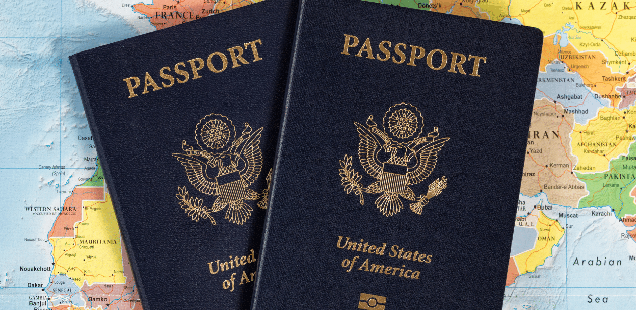 A imagem mostra o passaporte dos Estados Unidos para representar o visto para turista.