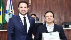 Vereador Leo Couto entrega homenagem a Igor Queiroz durante sessão solene pelo centenário de Edson Queiroz.