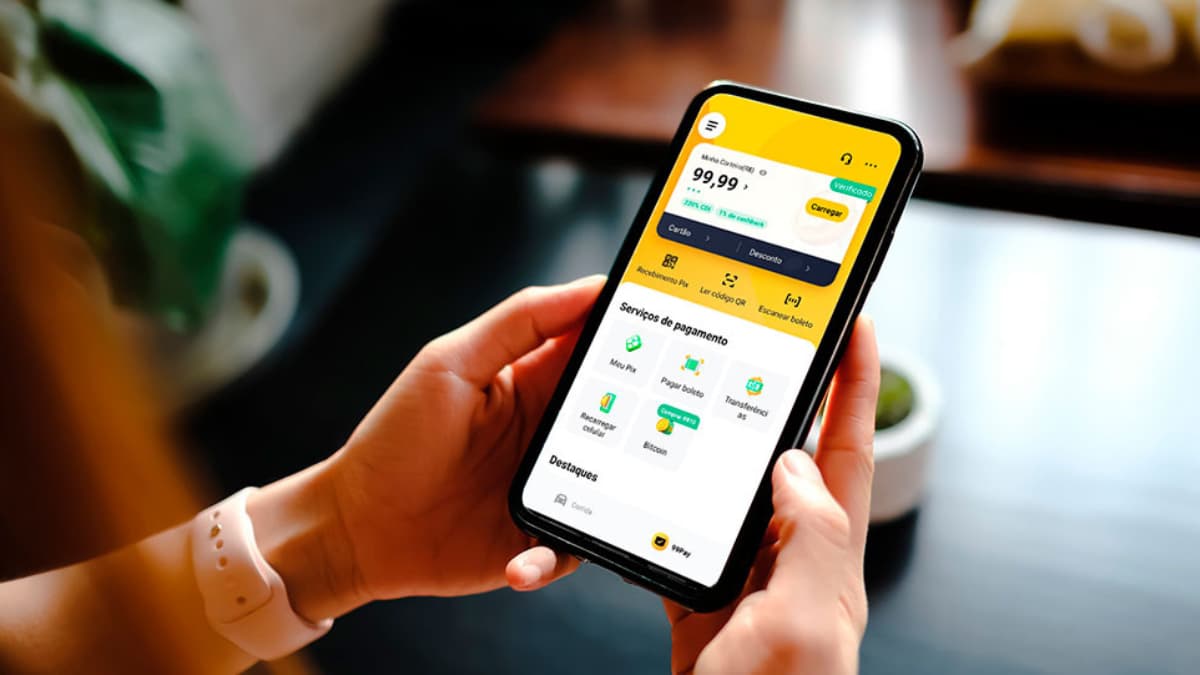 Usuário acessa o aplicativo 99Pay para consultar serviços de pagamentos e empréstimos da 99Pay