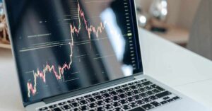 Gráfico de mercado em tela de notebook representa os eventos econômicos da semana monitorados por investidores