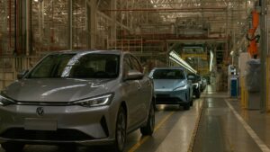 Dois veículos elétricos simbolizam o impacto das fusões na indústria automotiva global
