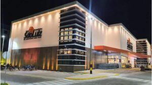 Fachada iluminada de loja do Grupo São Luiz, maior supermercado do Ceará em 2024 segundo o ranking Abras.
