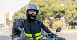 A imagem mostra um motoboy para representar que o iFood reajusta taxa mínima para entregadores a partir de junho