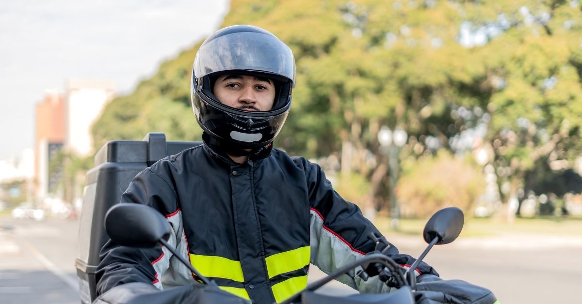 A imagem mostra um motoboy para representar que o iFood reajusta taxa mínima para entregadores a partir de junho