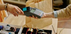 Queda nas vendas do varejo em março de 2025 impacta o mercado de consumo