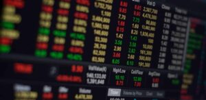 Bolsa Asiática Registra Queda com Restrições dos EUA à Nvidia e Impacto no Mercado de Tecnologia