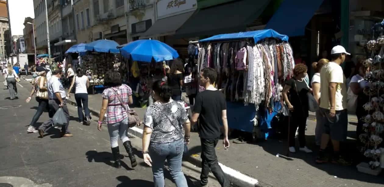 Fiscalização trabalhista no Brasil e o impacto do comércio informal nas ruas.