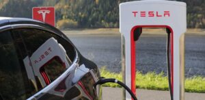 Tesla suspende vendas na China devido a tarifa de importação de 125%, impactando modelos como o Model S e Model X.