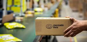 Pacote do Mercado Livre sendo processado em centro logístico, refletindo o Mercado Livre investimento 2025.