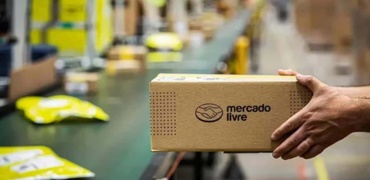 Pacote do Mercado Livre sendo processado em centro logístico, refletindo o Mercado Livre investimento 2025.