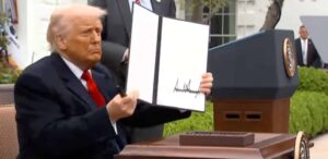 Donald Trump assinando tarifas dos EUA contra a China durante cerimônia oficial.