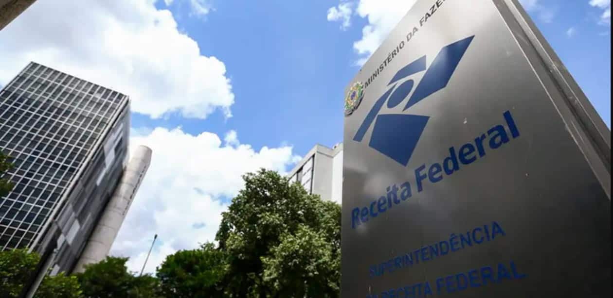 Fachada de prédio da Receita Federal com céu azul ao fundo. A greve Receita Federal 2025 pode atrasar a restituição do Imposto de Renda.