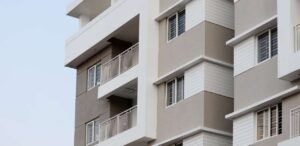 Fachada de prédio residencial com sacadas, representando imóveis financiáveis pelo programa Minha Casa Minha Vida Faixa 4