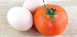 Alta no preço do tomate e ovo em 2025 devido à escassez e fatores sazonais