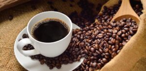Preço do café em alta devido à menor oferta global e fatores climáticos, com previsão de continuidade até 2026.