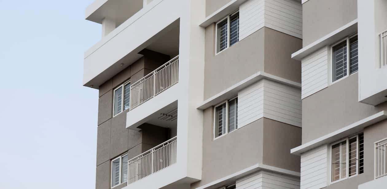 Fachada de prédio residencial com sacadas, representando imóveis financiáveis pelo programa Minha Casa Minha Vida Faixa 4