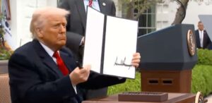 Boicote a produtos dos EUA se intensifica após tarifaço de Trump e afeta comércio internacional